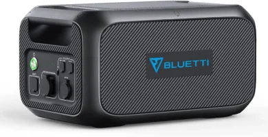 Batería de expansión Bluetti B230 con puertos USB y pantalla LCD.