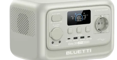 Estación de energía portátil Bluetti Elite 30 V2 de 600W y 288Wh en uso outdoor.