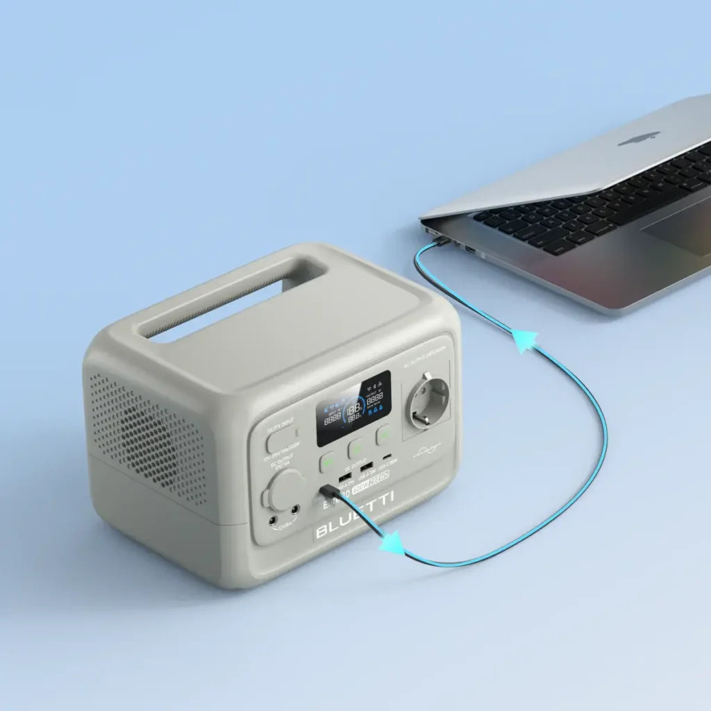 Estación de energía portátil Bluetti Elite 30 V2, vista de los puertos frontales y pantalla LED