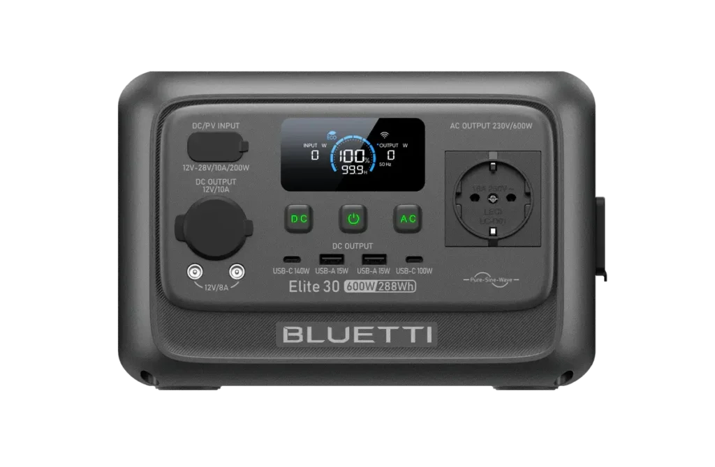 Panel frontal detallado de la Bluetti Elite 30 V2 con pantalla LCD y puertos de salida.