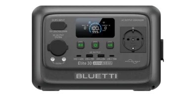 panel frontal de conexiones y puertos de salida de la bluetti elite 30 v2