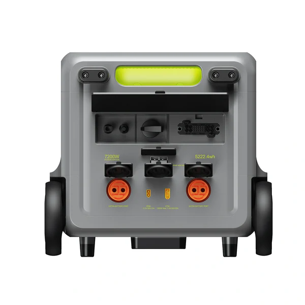 Panel trasero de la FOSSiBOT F7200 con las entradas de carga y conectores para baterías de expansión.