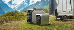 Configuración de jardín con paneles solares EcoFlow y la estación Delta 3 Plus conectada a una batería adicional para ampliar capacidad.