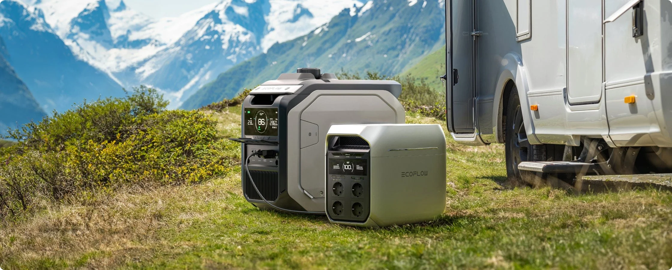 Configuración de jardín con paneles solares EcoFlow y la estación Delta 3 Plus conectada a una batería adicional para ampliar capacidad.
