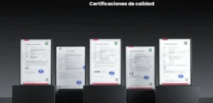 Cinco informes y certificados de calidad y seguridad (CE, RoHS, etc.) para la estación FOSSiBOT F1200 presentados en pedestales.