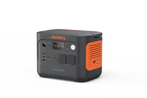 Primer plano detallado de los puertos de salida AC, USB-C, USB-A y toma de coche de la Jackery Explorer 1000 v2.