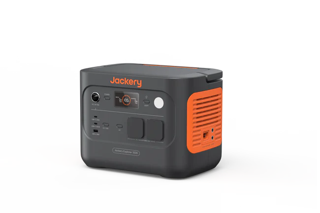 Primer plano detallado de los puertos de salida AC, USB-C, USB-A y toma de coche de la Jackery Explorer 1000 v2.