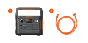 Imagen del paquete oficial: estación Jackery 240 v2 y cable de carga AC naranja.