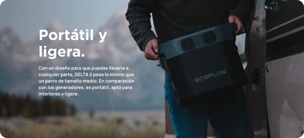 Persona llevando la estación EcoFlow Delta 2 con una mano en un entorno natural de montaña.