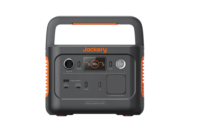 Estación de energía portátil Jackery Explorer 240 v2 en fondo blanco.