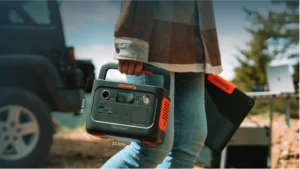 Persona transportando la Jackery Explorer 240 v2 por su asa ergonómica.