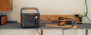 La estación de energía Jackery 1000 v2 alimentando una lijadora eléctrica profesional en un banco de trabajo de madera.