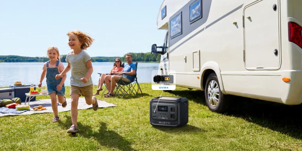 Bluetti Elite 300 - Uso Exterior y Salida 12V-30A Familia disfrutando del camping con la Bluetti Elite 300 conectada a una caravana mediante su puerto de 12V y 30A.