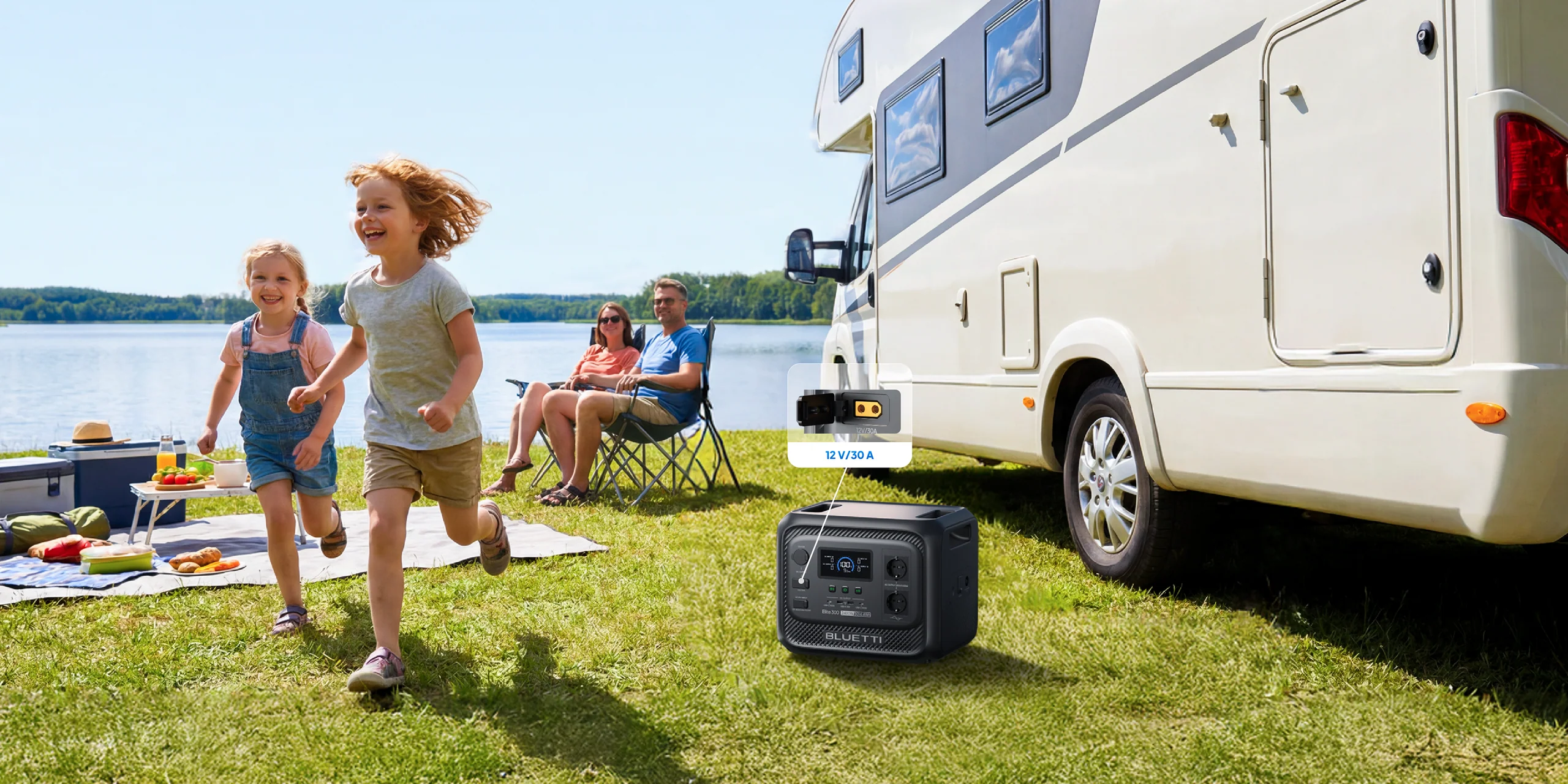 Familia disfrutando del camping con la Bluetti Elite 300 conectada a una caravana mediante su puerto de 12V y 30A.