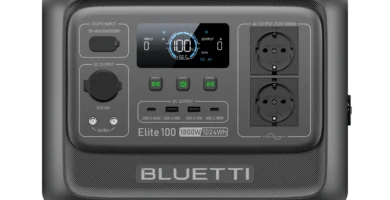 Estación de energía portátil Bluetti Elite 100 V2 con la pantalla inteligente encendida en una mesa de camping.