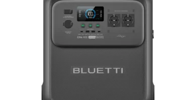 Vista frontal de la Bluetti Elite 400 destacando su pantalla LCD, puertos de salida y diseño robusto tipo trolley.
