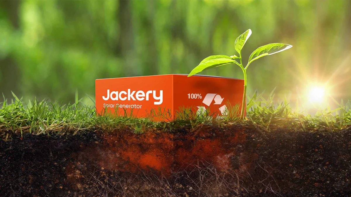 Caja de Jackery Explorer 100 Plus 100% reciclable en un entorno natural con un brote verde.