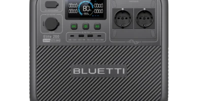 Fotografía de alta resolución del frontal de la estación de energía portátil Bluetti Elite 200 V2 con su pantalla inteligente encendida.