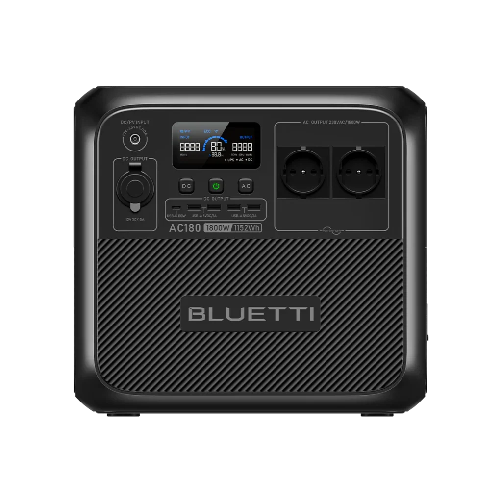 Vista frontal detallada de la estación de energía Bluetti AC180 con sus puertos AC, USB-C de 100W y pantalla LCD informativa.