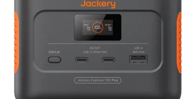 Vista frontal de la estación de energía portátil Jackery Explorer 100 Plus destacando su pantalla LCD.