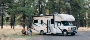 Autocaravana aparcada en el bosque utilizando la energía de Bluetti para una estancia autosuficiente.