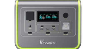 Vista frontal de la estación de energía portátil FossiBot F800 mostrando su pantalla LCD y puertos frontales de 800W Schuko, USB-C y CC.