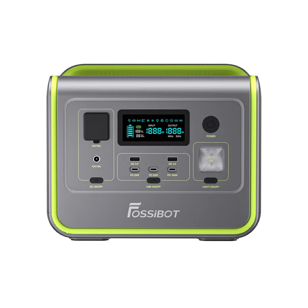 Vista frontal de la estación de energía portátil FossiBot F800 mostrando su pantalla LCD y puertos frontales de 800W Schuko, USB-C y CC.