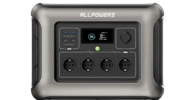 Estación de energía portátil ALLPOWERS R1500 vista frontal con 4 enchufes Schuko 220-240V 1800W, 2 puertos USB-A 18W, 2 puertos USB-C 100W, salida DC 12V 10A y pantalla LCD al 95% de carga