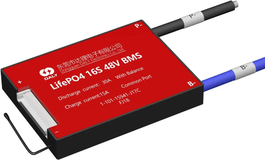 bms-daly-lifepo4-48v-16s.webp Placa electrónica de BMS Daly rojo para baterías de litio LiFePO4 16S 48V con cables de balanceo y puerto común.
