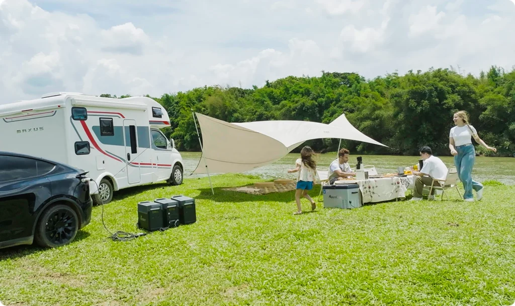 uso-camping-caravana-fossibot-fb3840.jpg Autocaravana y coche eléctrico junto a un kit de baterías FOSSiBOT FB3840 en un campamento al aire libre.