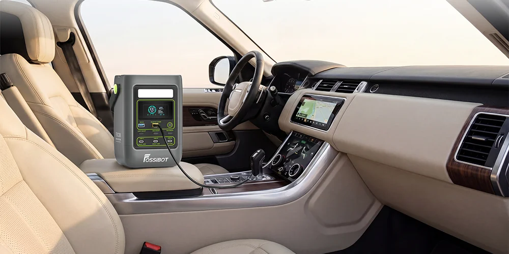 Estación de energía FOSSiBOT FDC300 recargándose en el reposabrazos del asiento delantero de un coche.