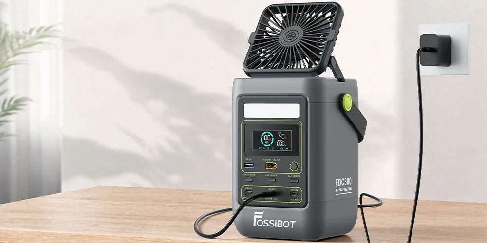 FOSSiBOT FDC300 conectada a un cargador de pared USB-C de alta velocidad sobre una mesa de madera.